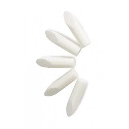 Corrector de esmalte y empujador de cutículas.