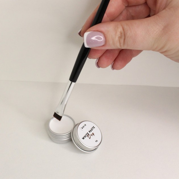 Pasta blanca para fijar el diseño de las cejas...